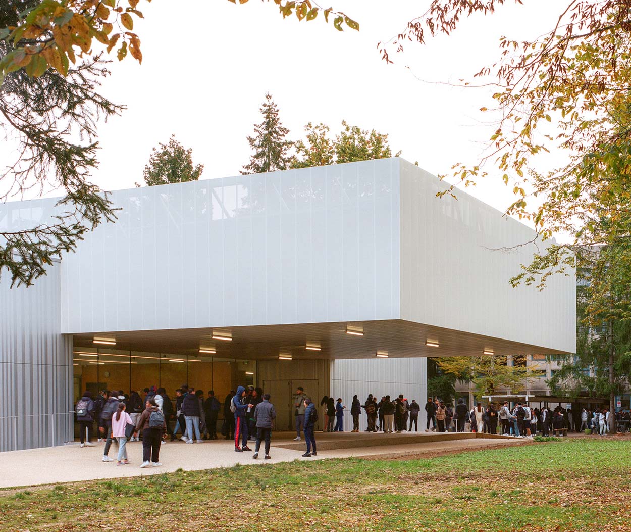 Restructure Building Ateliers O-S Architectes restructure an obsolete school building in a ...