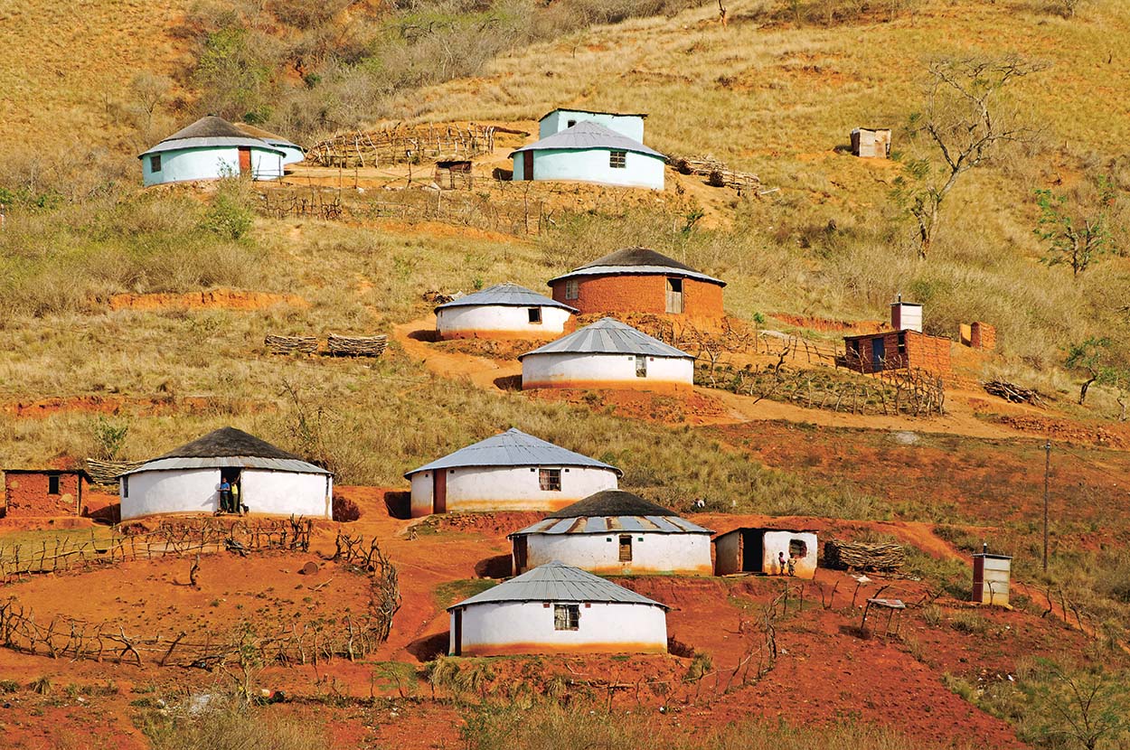 raditional round huts or rondavels of the Zulu people in in Lalani Valley, Kwazulu- Natal, South Africa