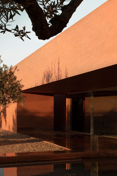 LOS OLIVOS BALZAR ARQUITECTOS From outside to pool and sliding doors