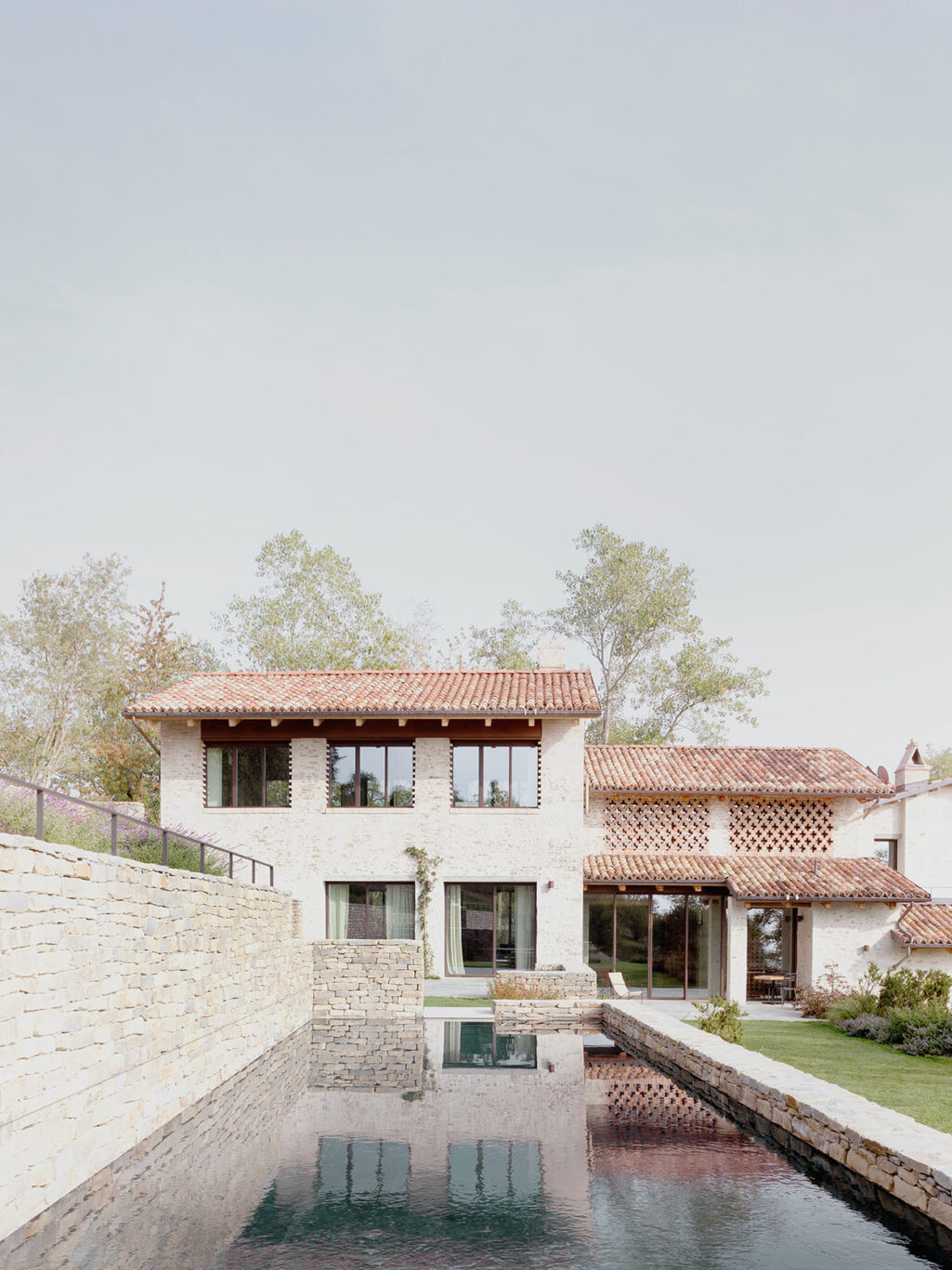 Jonathan Tuckey Design Cascina pool and house