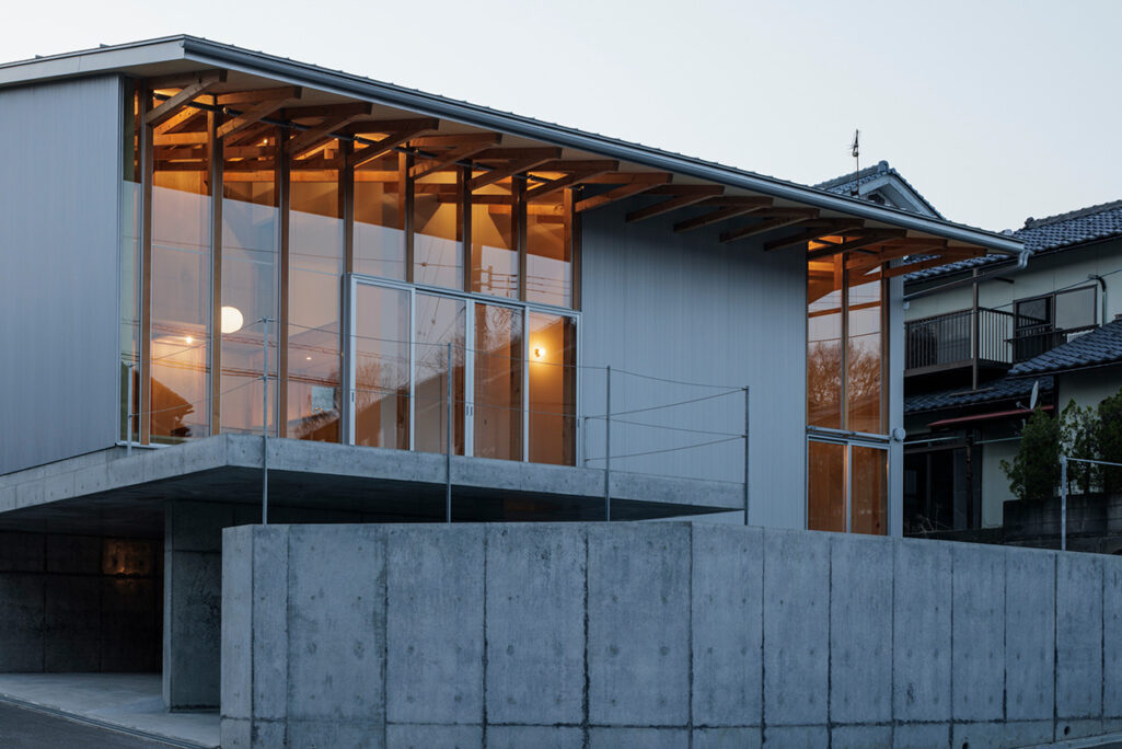 mizukami architects fukui house dusk facade